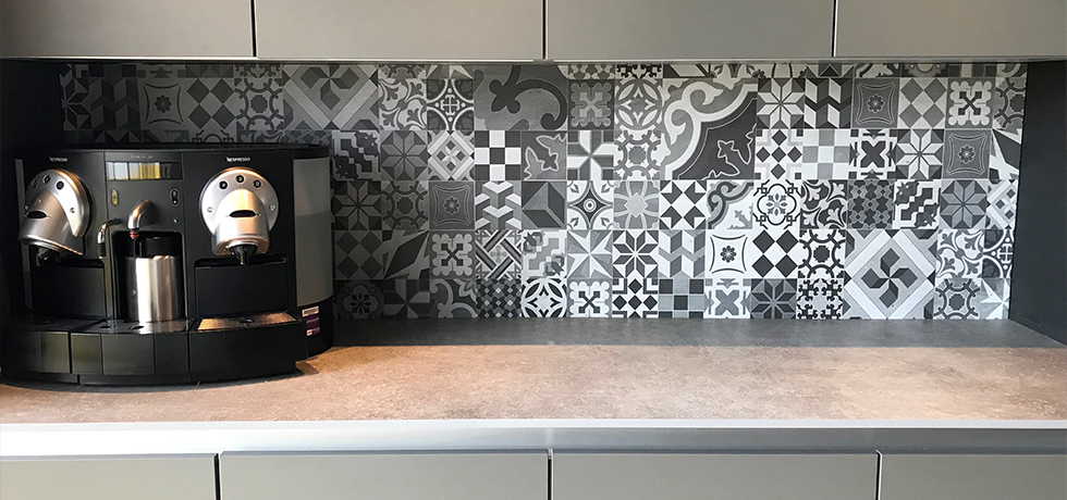 Bushboard Showroom displaying Evolve Empire Slate worksurface with Vista Casablanca Grey splashback 